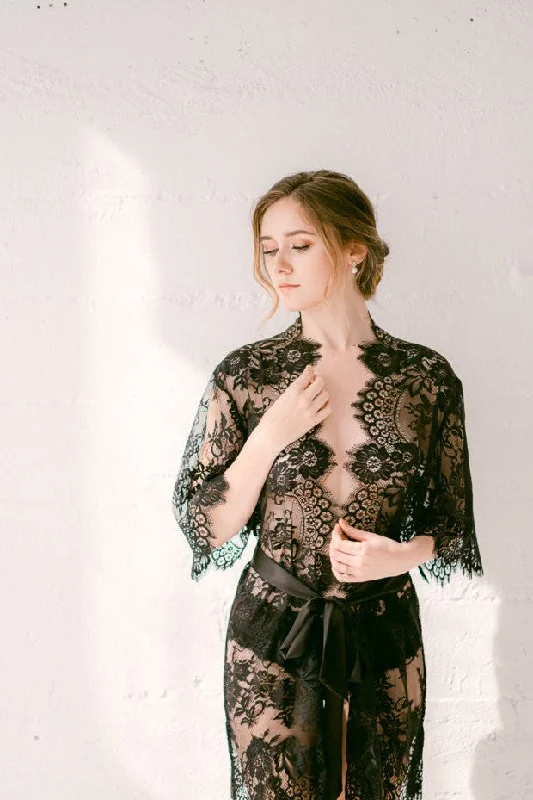 Femme en Noir Lace Robe